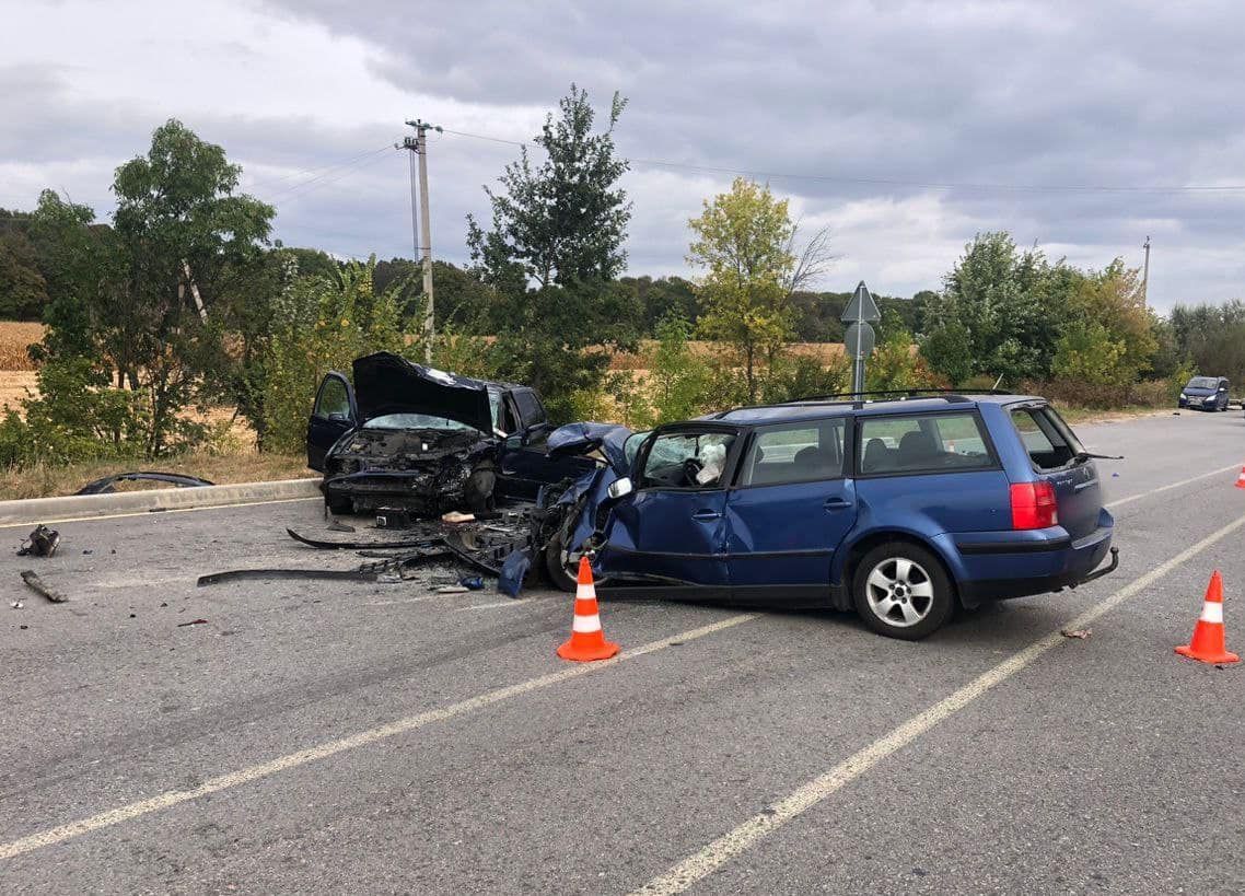 На Київщині зіштовхнулись три легковики: з місця ДТП увезли до лікарні потерпілих 2