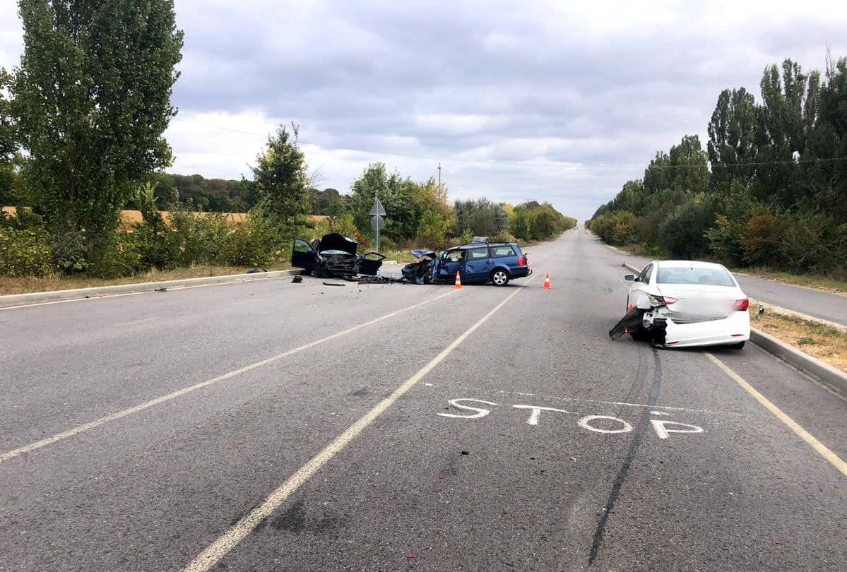 На Київщині зіштовхнулись три легковики: з місця ДТП увезли до лікарні потерпілих 3