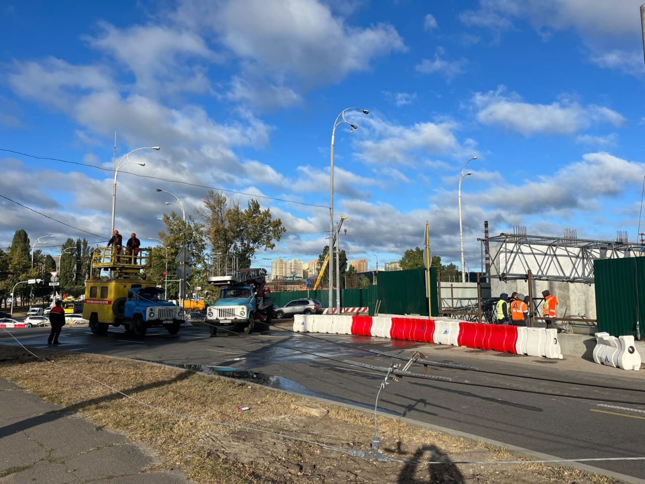 У Києві перекинувся гусеничний кран і пошкодив тролейбусну мережу: де обмежили рух 2