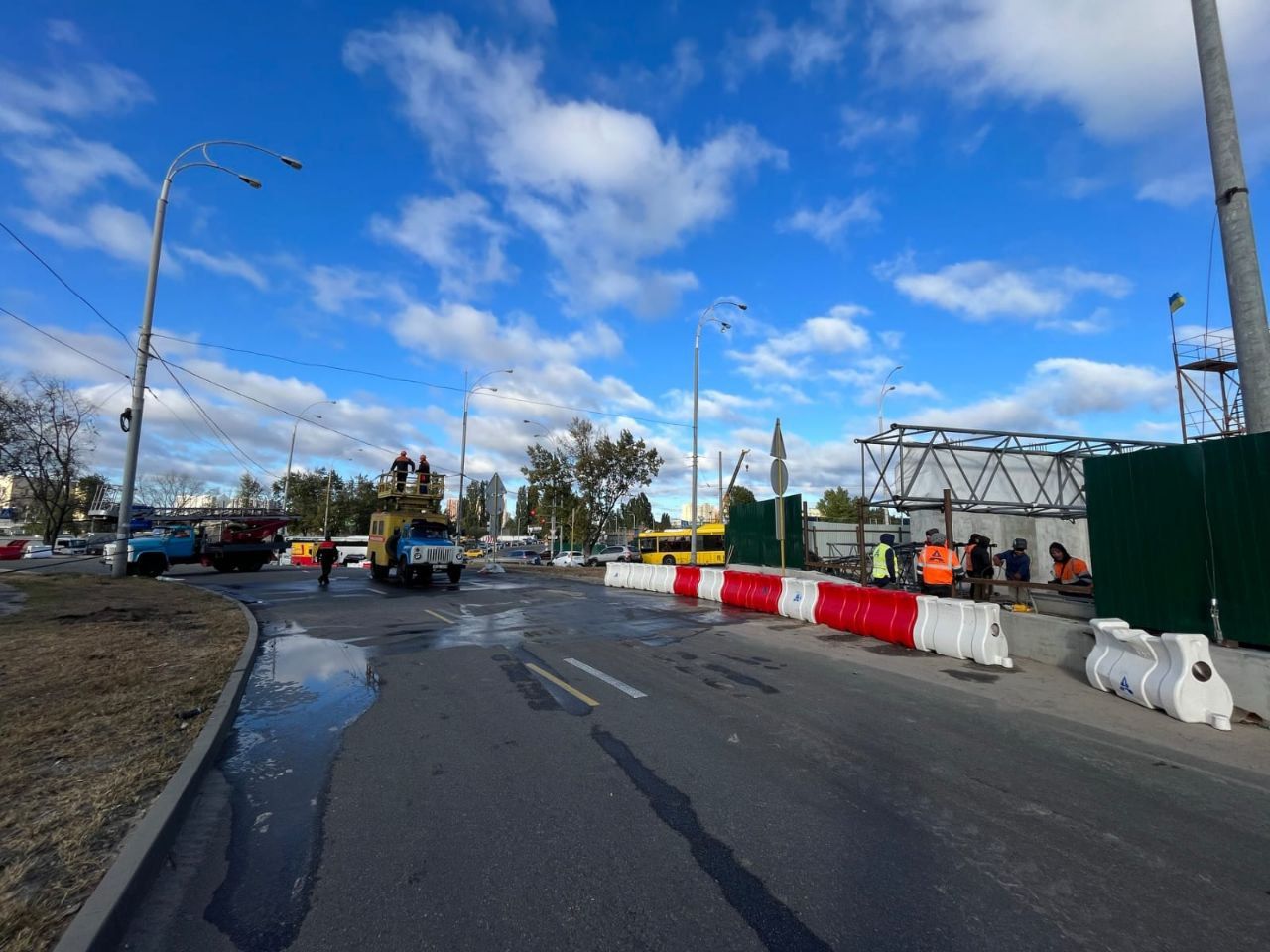 У Києві перекинувся гусеничний кран і пошкодив тролейбусну мережу: де обмежили рух 4