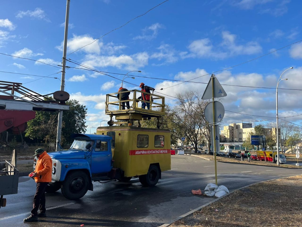 У Києві перекинувся гусеничний кран і пошкодив тролейбусну мережу: де обмежили рух 5