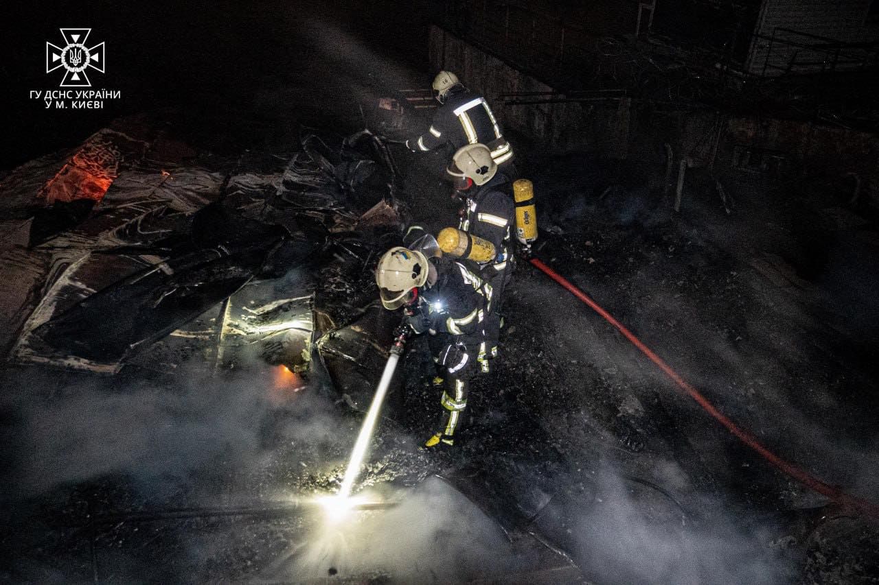 У Києві вночі згорів дебаркадер 1