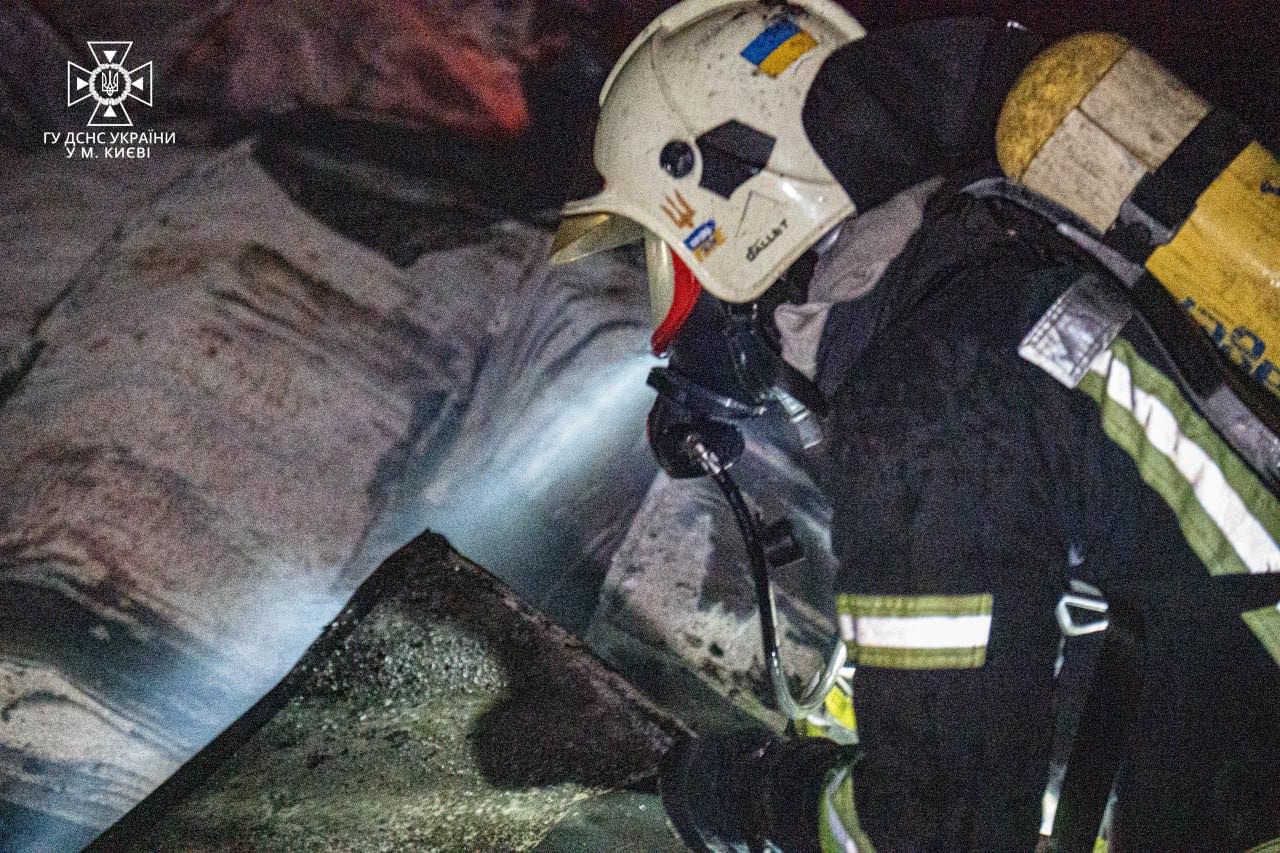 У Києві вночі згорів дебаркадер 2
