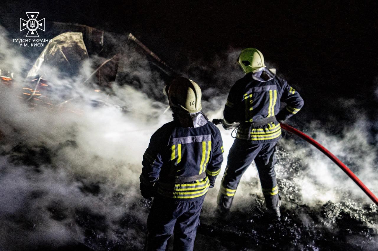 У Києві вночі згорів дебаркадер 3