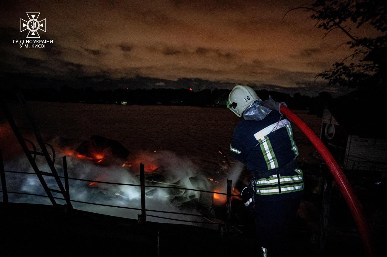 У Києві вночі згорів дебаркадер 4