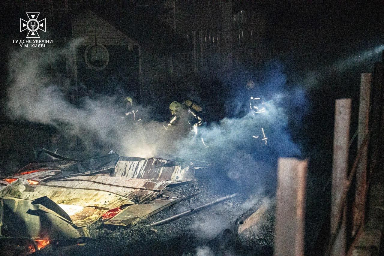 У Києві вночі згорів дебаркадер 5