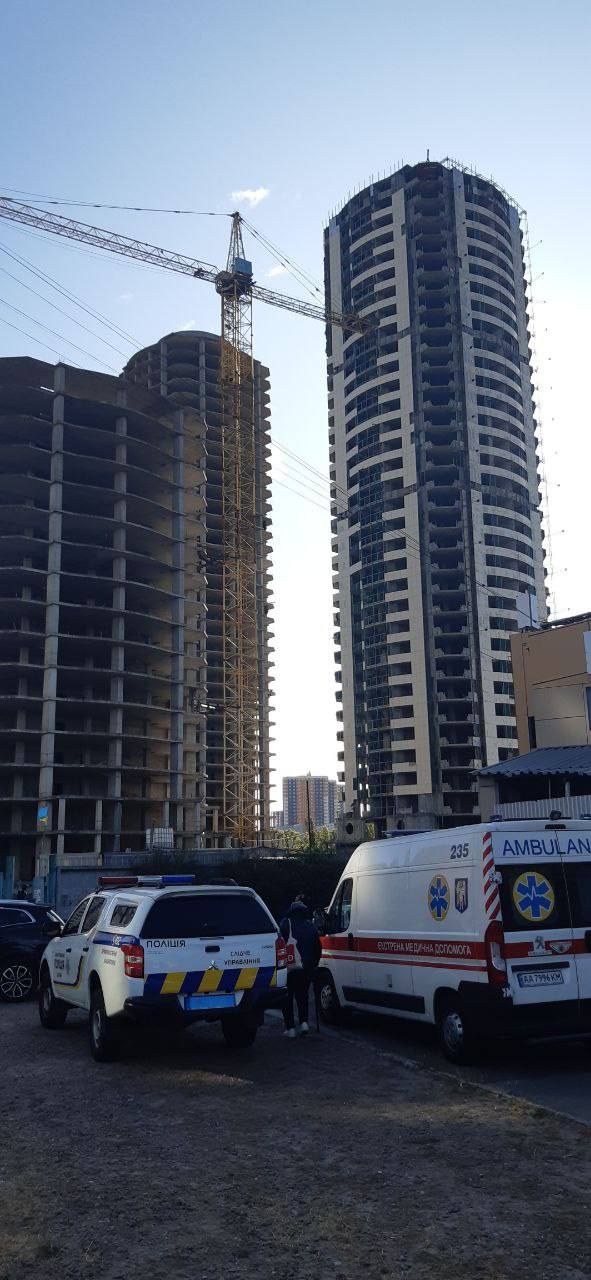 У Києві двоє дівчат впали з недобудови: поліція розглядає самогубство 1