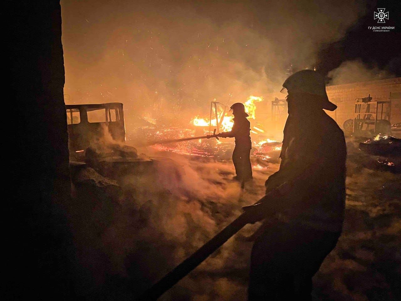 Масштабна пожежа на Київщині: горіло 1000 квадратів промзони 3