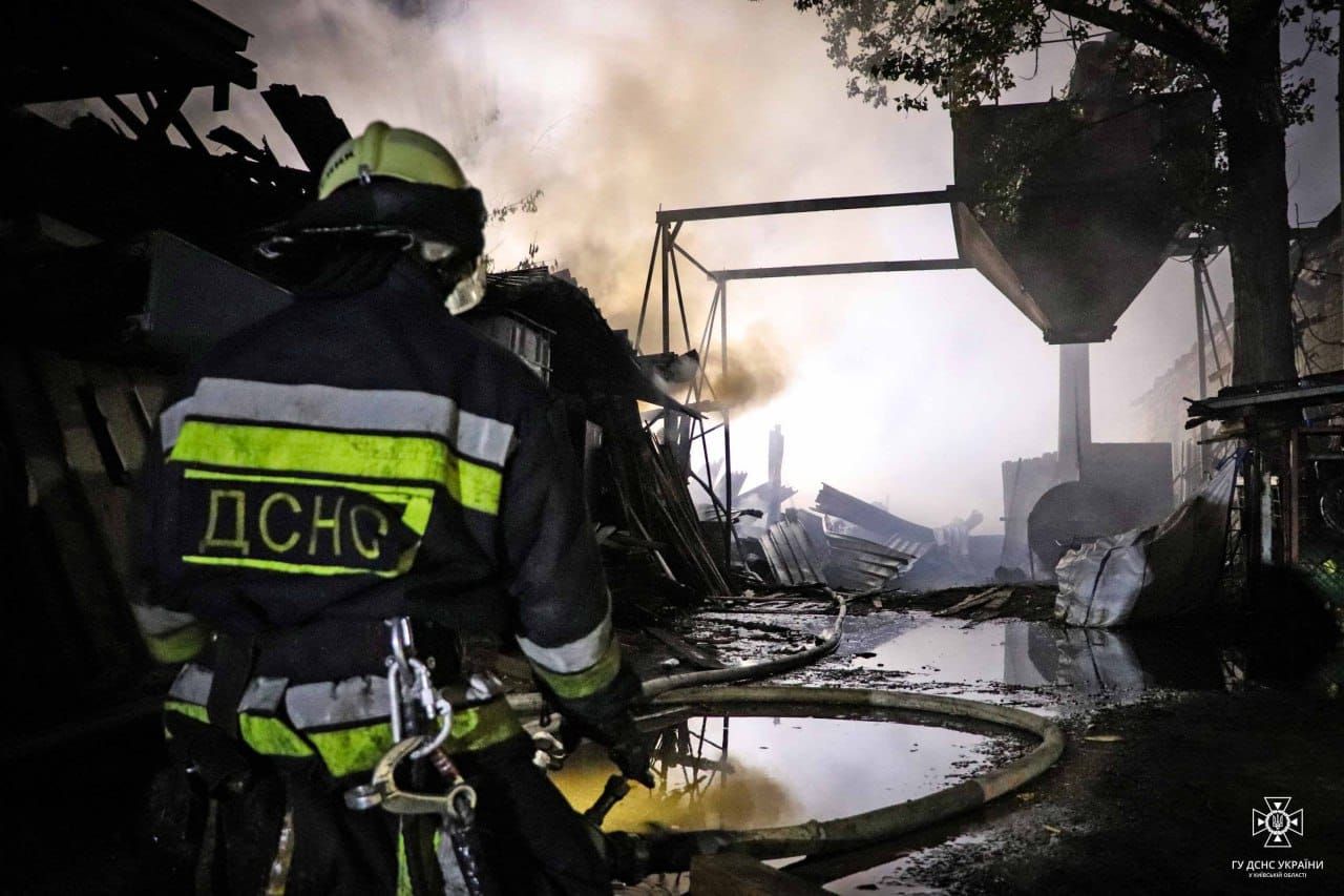 Масштабна пожежа на Київщині: горіло 1000 квадратів промзони 4