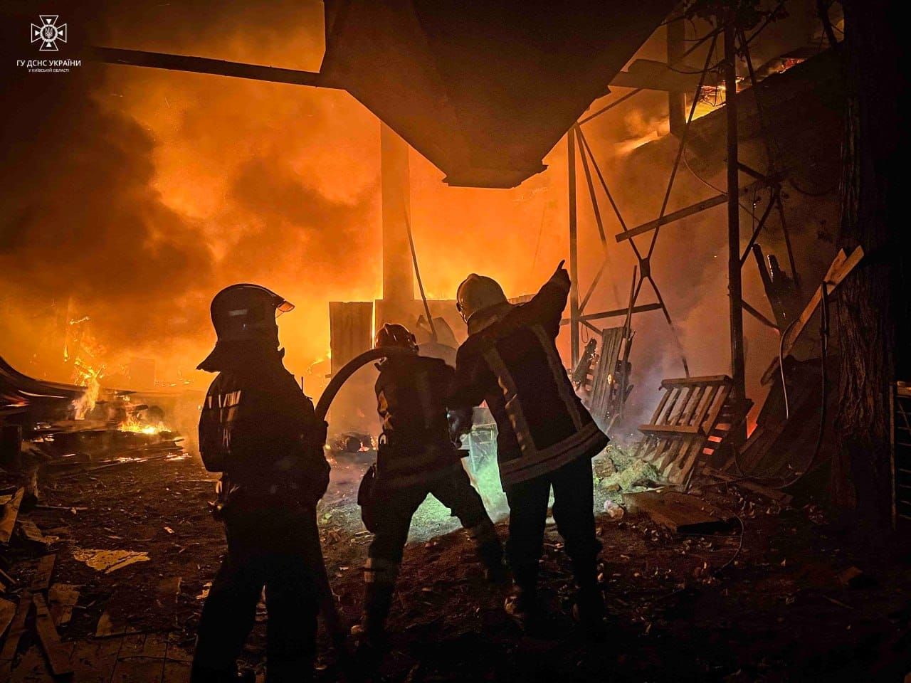 Масштабна пожежа на Київщині: горіло 1000 квадратів промзони 5