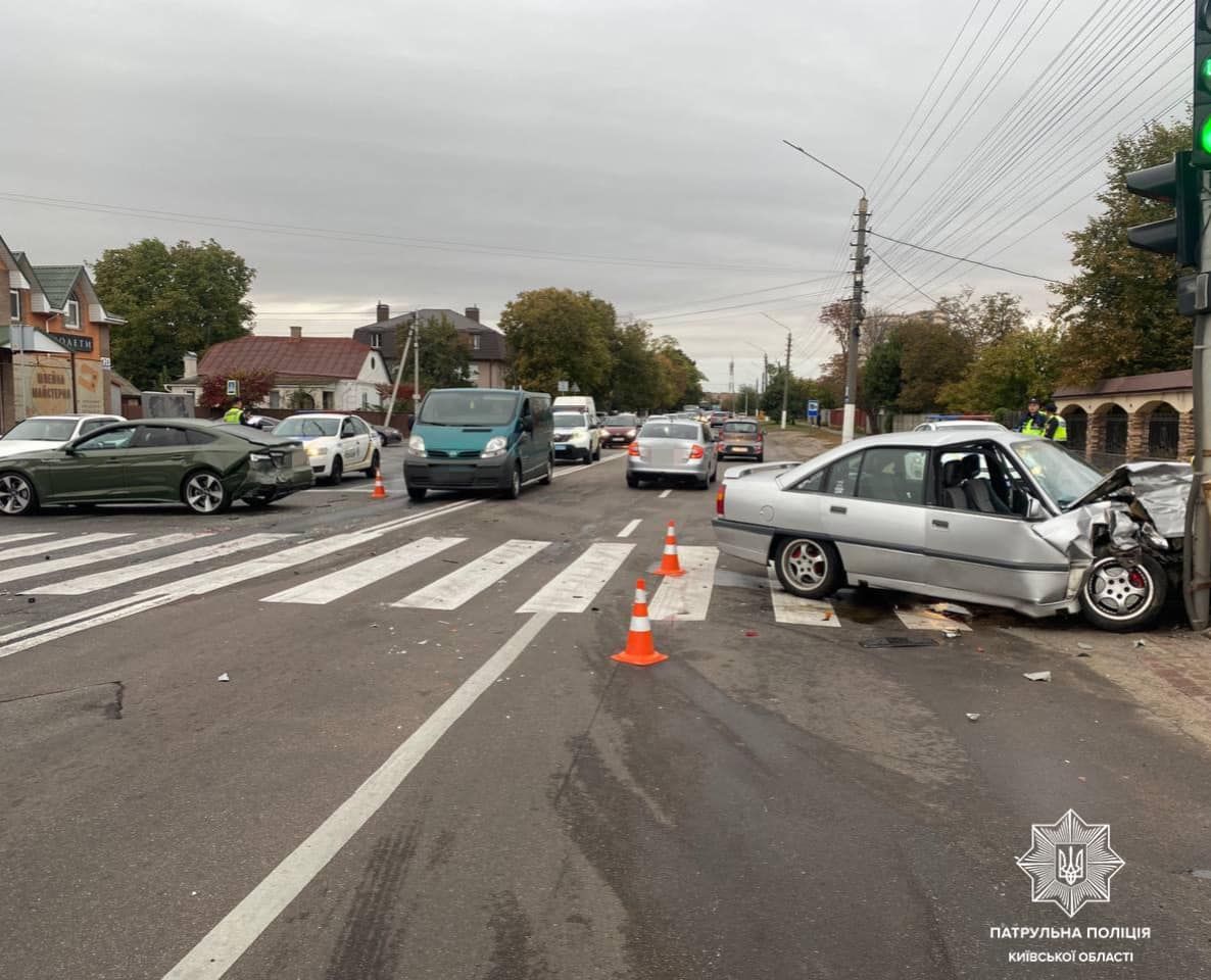 На Київщині п'яний водій Opel протаранив Audi та влетів в електроопору 1
