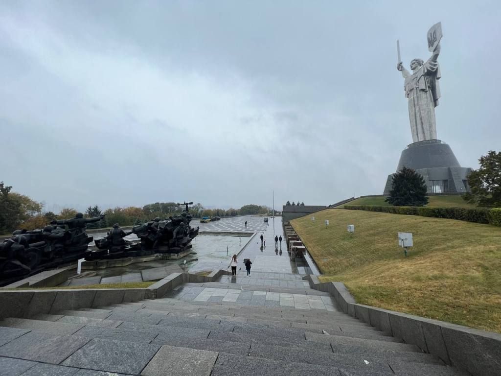 Где увидеть демонтированный со щита "серп и молот": в Киеве открыли доступ к Родине-Мать и выставку в музее 7