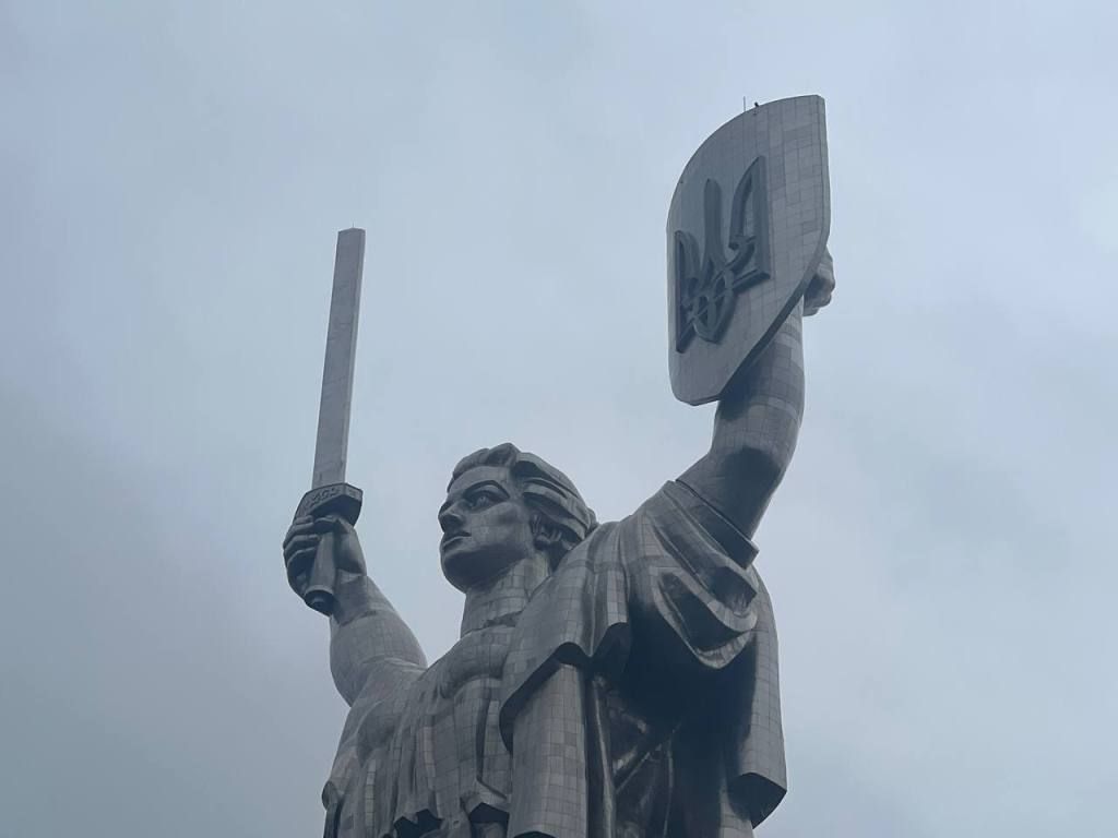 Где увидеть демонтированный со щита "серп и молот": в Киеве открыли доступ к Родине-Мать и выставку в музее 6