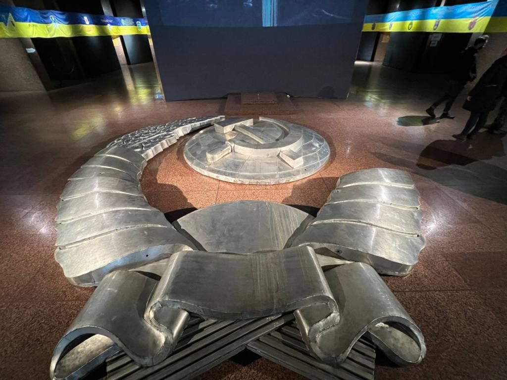 Где увидеть демонтированный со щита "серп и молот": в Киеве открыли доступ к Родине-Мать и выставку в музее 4