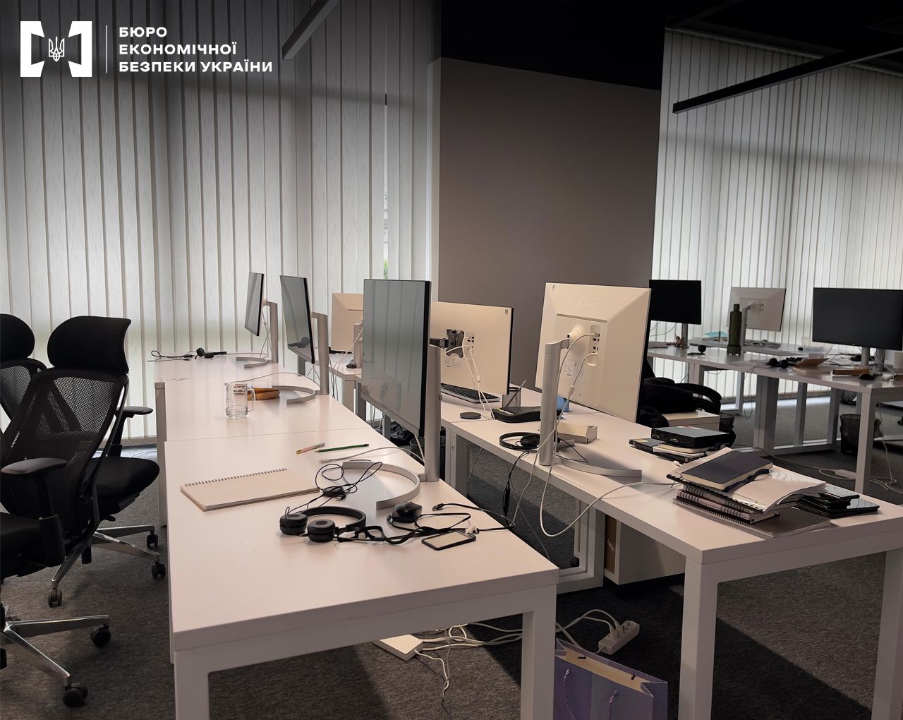 При обыске детективы изъяли рулетки и столы для игры в карты, компьютерную технику. Фото: БЕБ