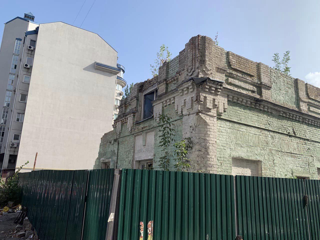 В Киеве уничтожают 120-летний дом на Подоле 1