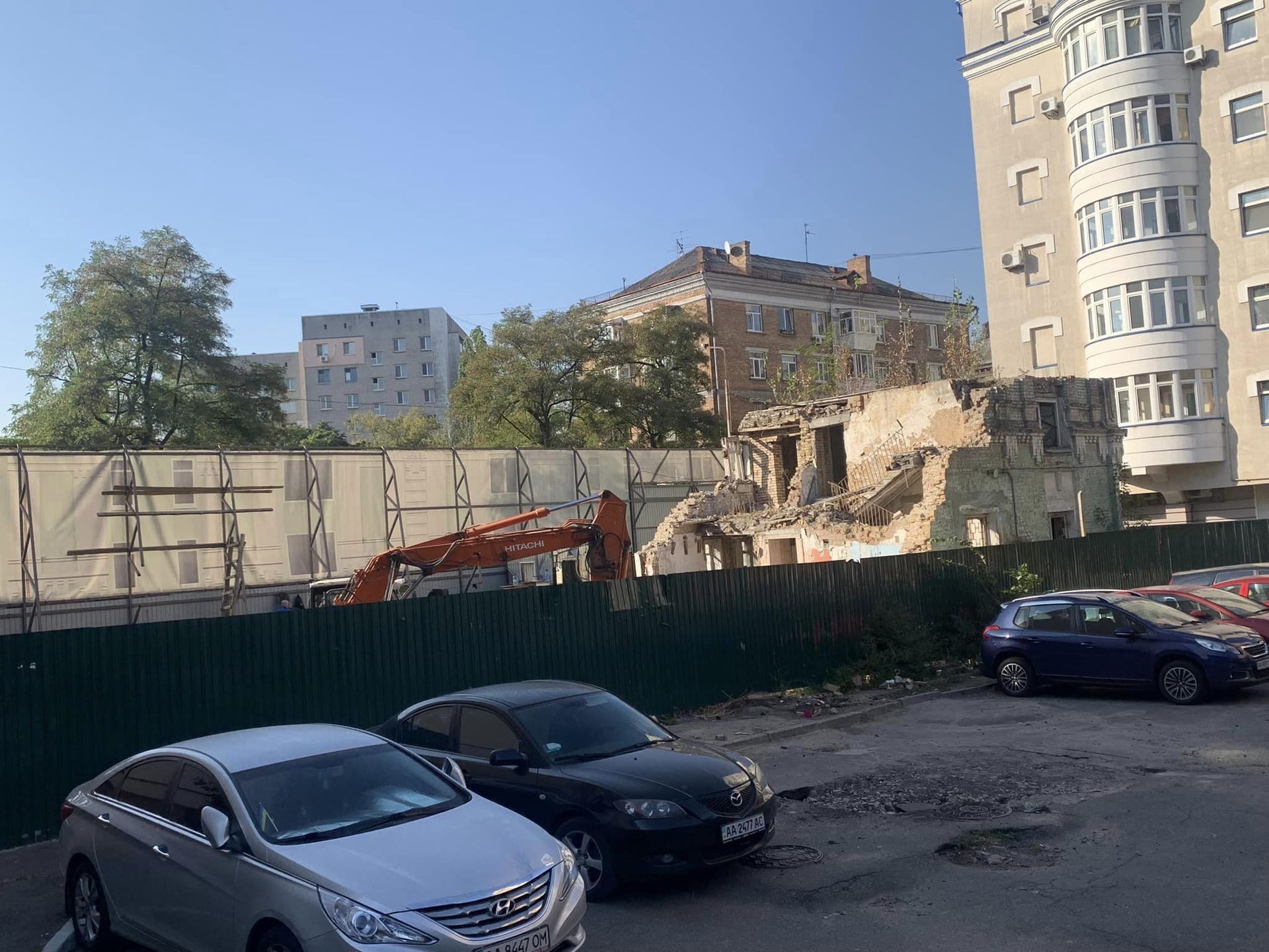 В Киеве уничтожают 120-летний дом на Подоле 2