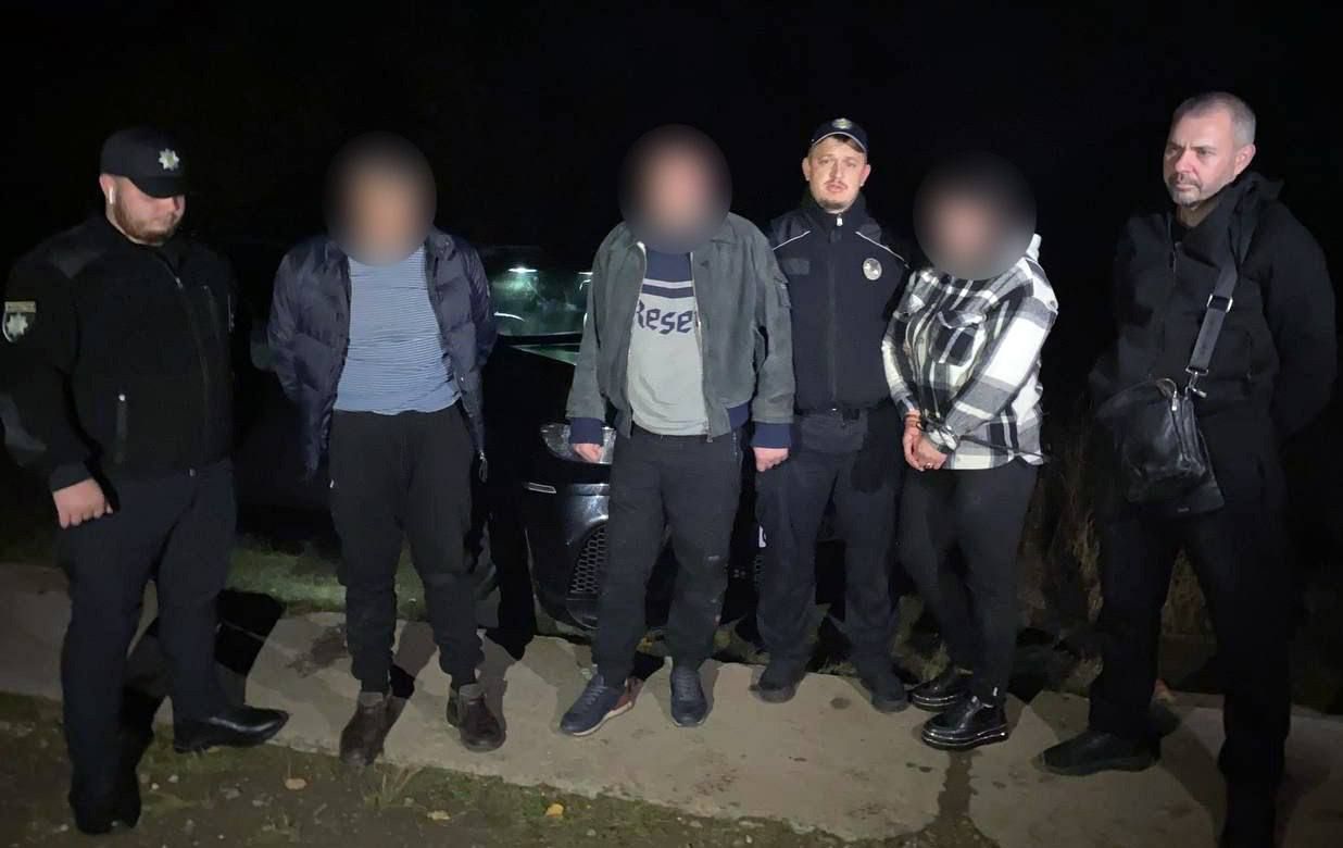 Затримані ухилянти. Фото: ГУ Нацполіції у Києві Затримані ухилянти. Фото: ГУ Нацполіції у Києві