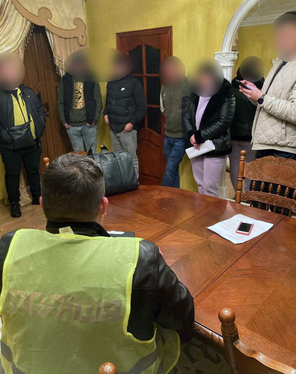 Правоохоронці провели 11 обшуків. Фото: ГУ Нацполіції у м. Києві Правоохоронці провели 11 обшуків. Фото: ГУ Нацполіції у м. Києві