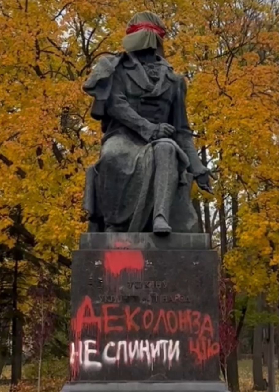 У Кличко ответили, кто отмыл разрисованный памятник Пушкину в Киеве 1