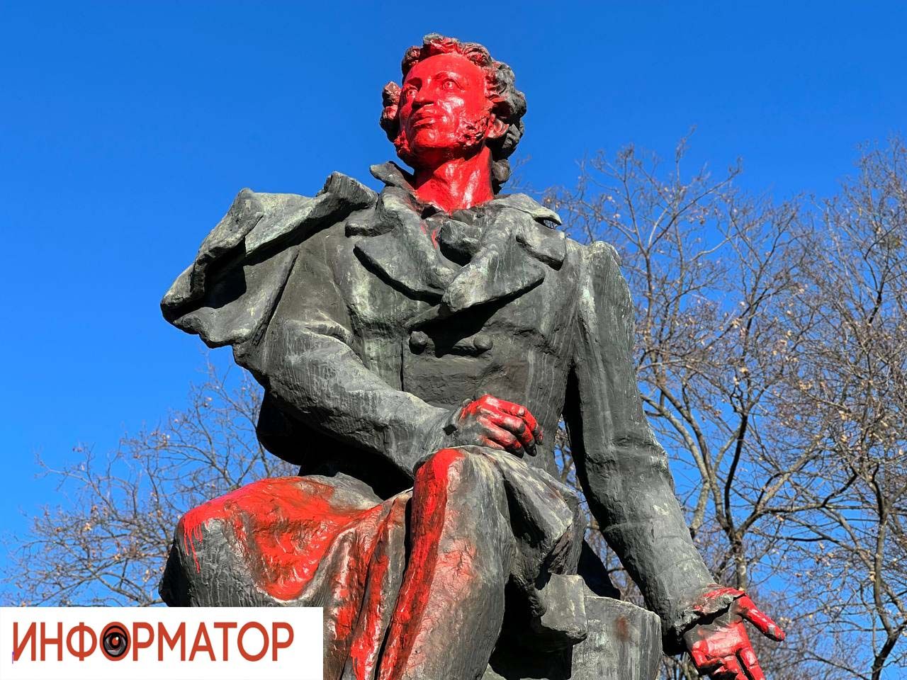 Лицо и кисти рук облили красной краской Лицо и кисти рук облили красной краской