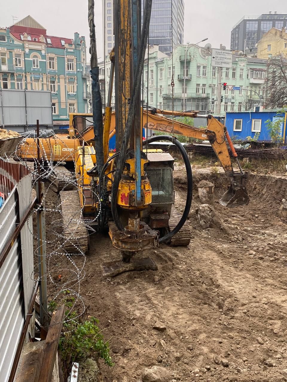 Бурова техніка на майданчику Бурова техніка на майданчику