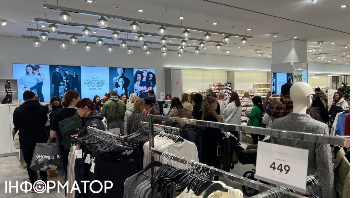 В магазине H&M у "Лавини" очереди на кассах