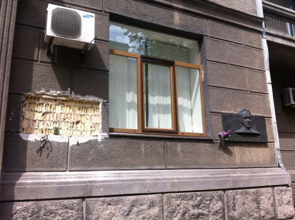 Доску Ванди Василевской убрали еще в 2016 году, а ее мужу - оставили