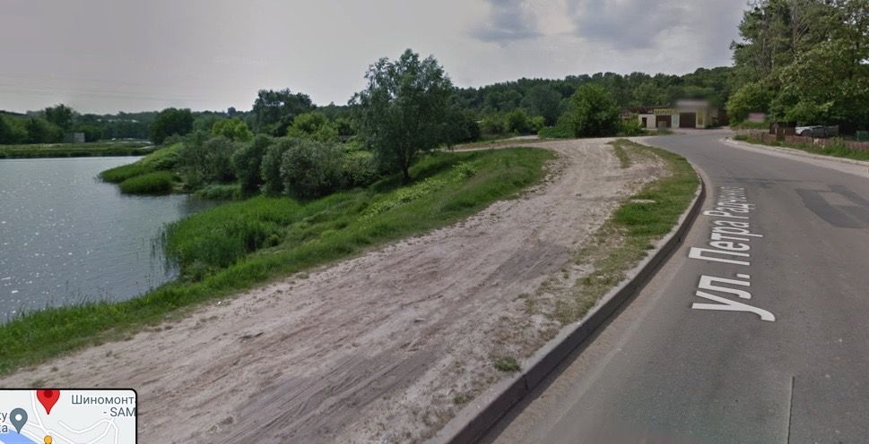 Поруч з зоною відпочинку розташована автомийка