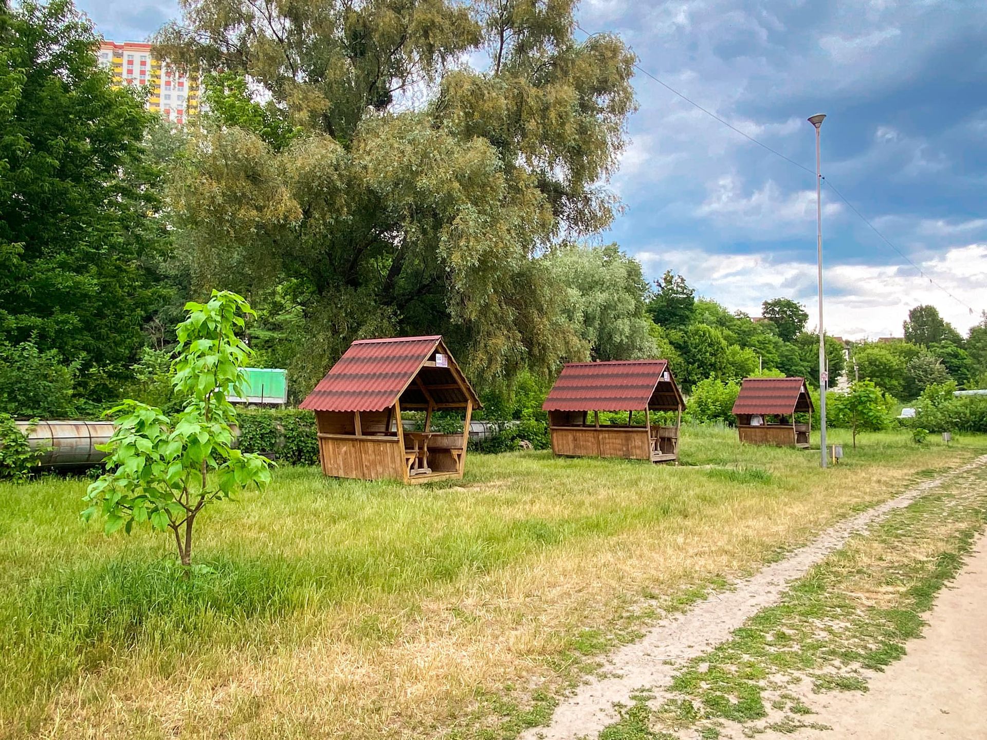 На території, що суд повернув громаді, знаходиться зона відпочинку з альтанками та мангалами