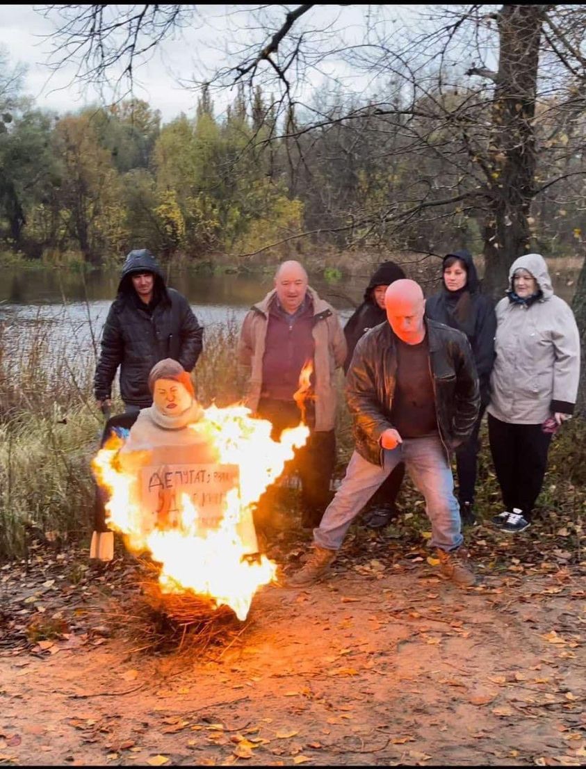 Активісти заявили, що спалили опудало корупції Активісти заявили, що спалили опудало корупції