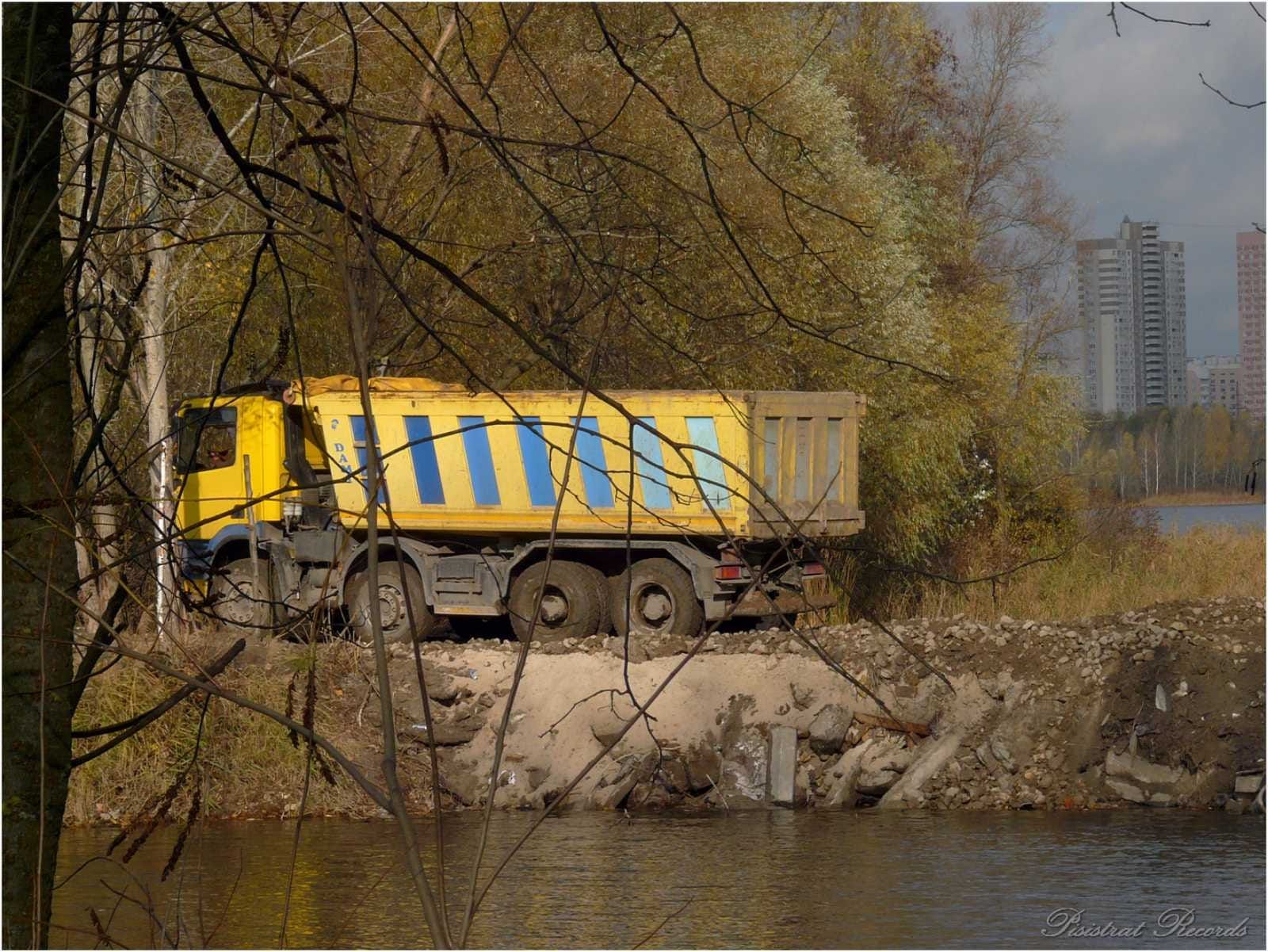 Проте роботи все ж ведуться - фото активістів
