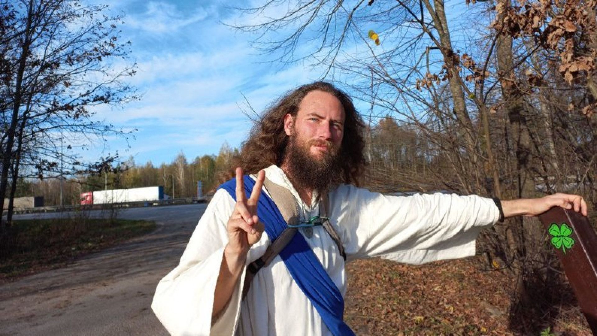 Американець налаштований позитивно, каже, що радий нести людям любов та добро