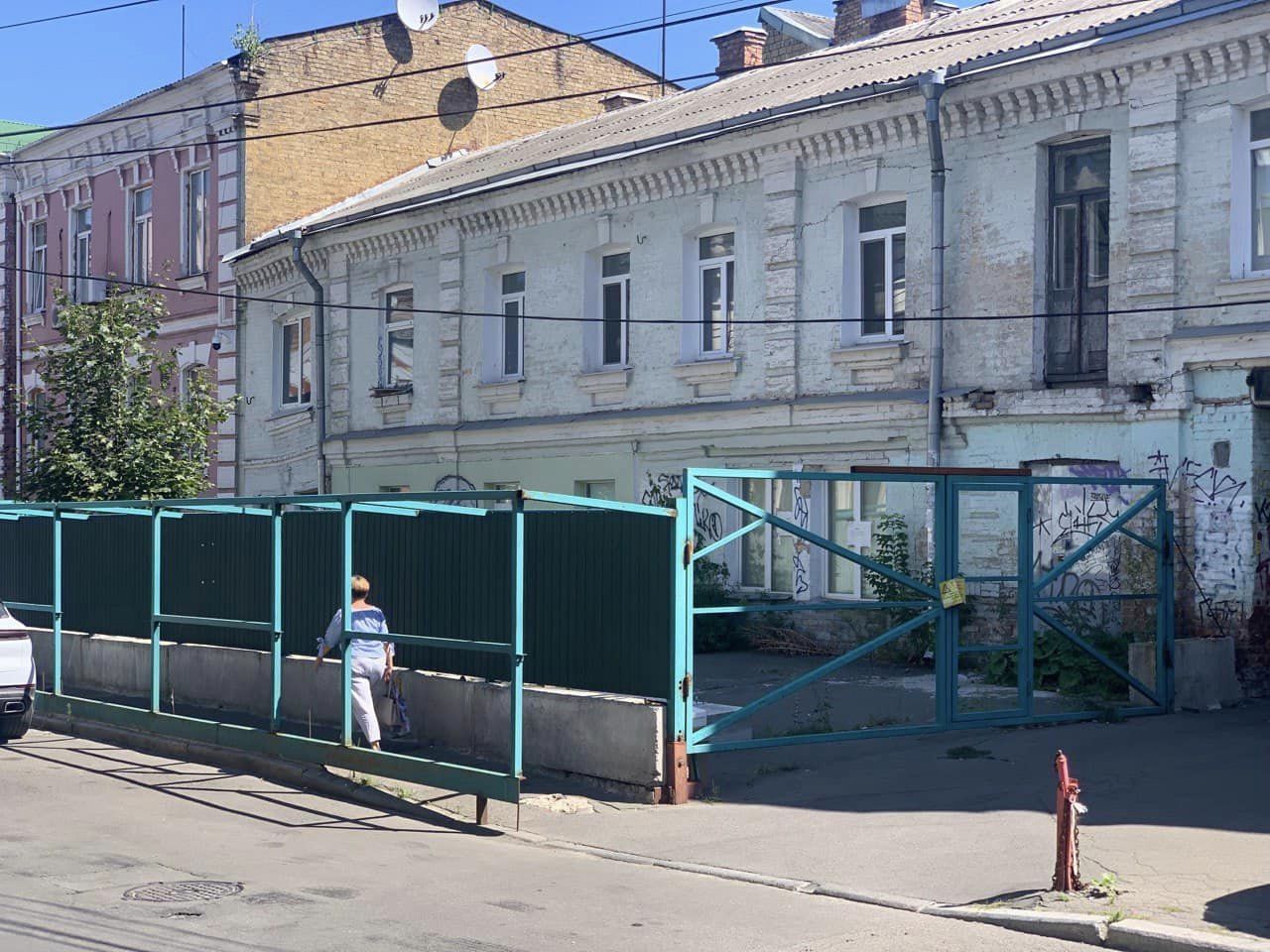 Паркан наказали прибрати. Фото - Дмитро Перов Паркан наказали прибрати. Фото - Дмитро Перов