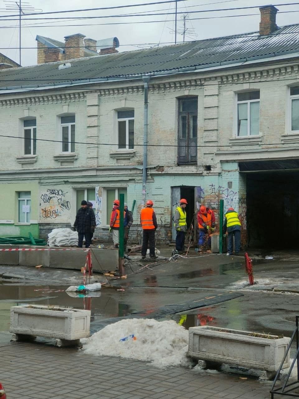 Речі мешканців виносили заради реконструкції Речі мешканців виносили заради реконструкції