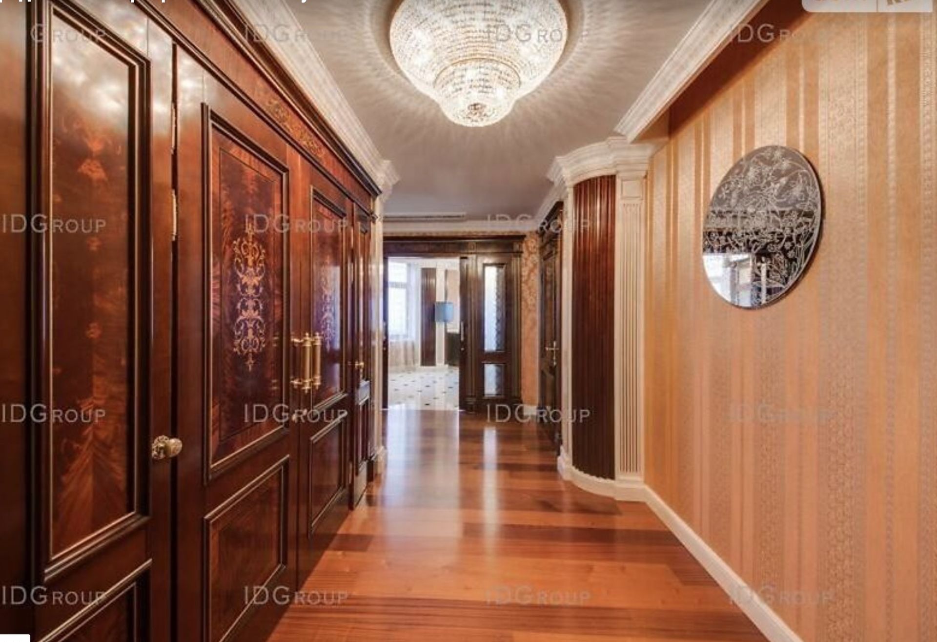 Ріелтори кажуть, що паркет складено з горіха та мербау