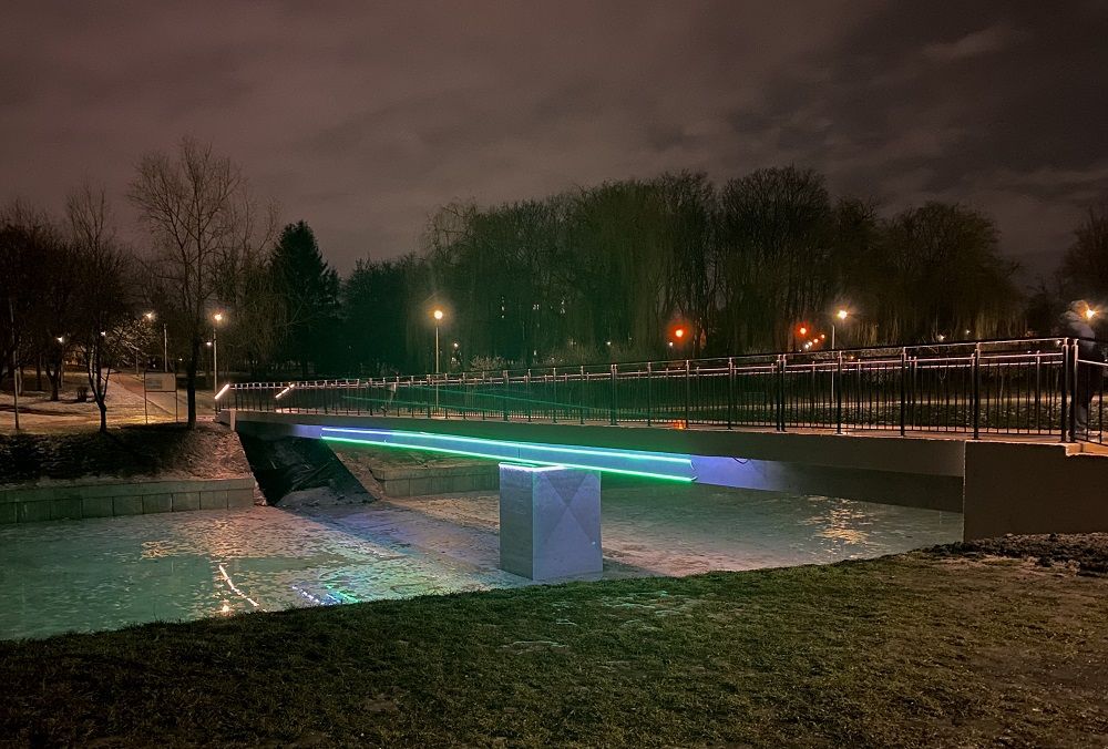 В парку зробили мост з підсвіткою. Фото - Київрада