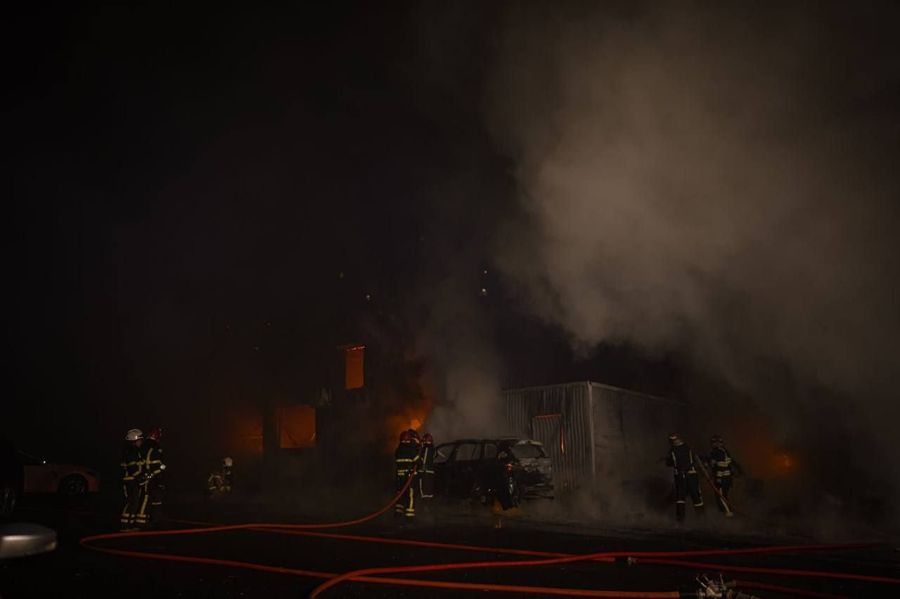 У Києві виникла сильна пожежа на СТО на площі 250 квадратних метрів: подробиці і фото від ДСНС 2