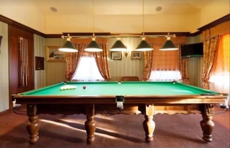 В одному з будинків є більярдна