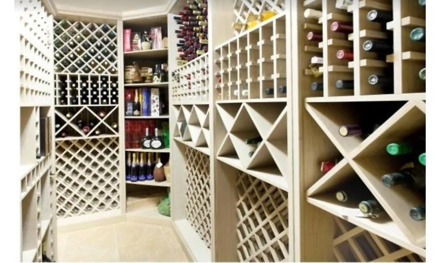 Також є винний погріб