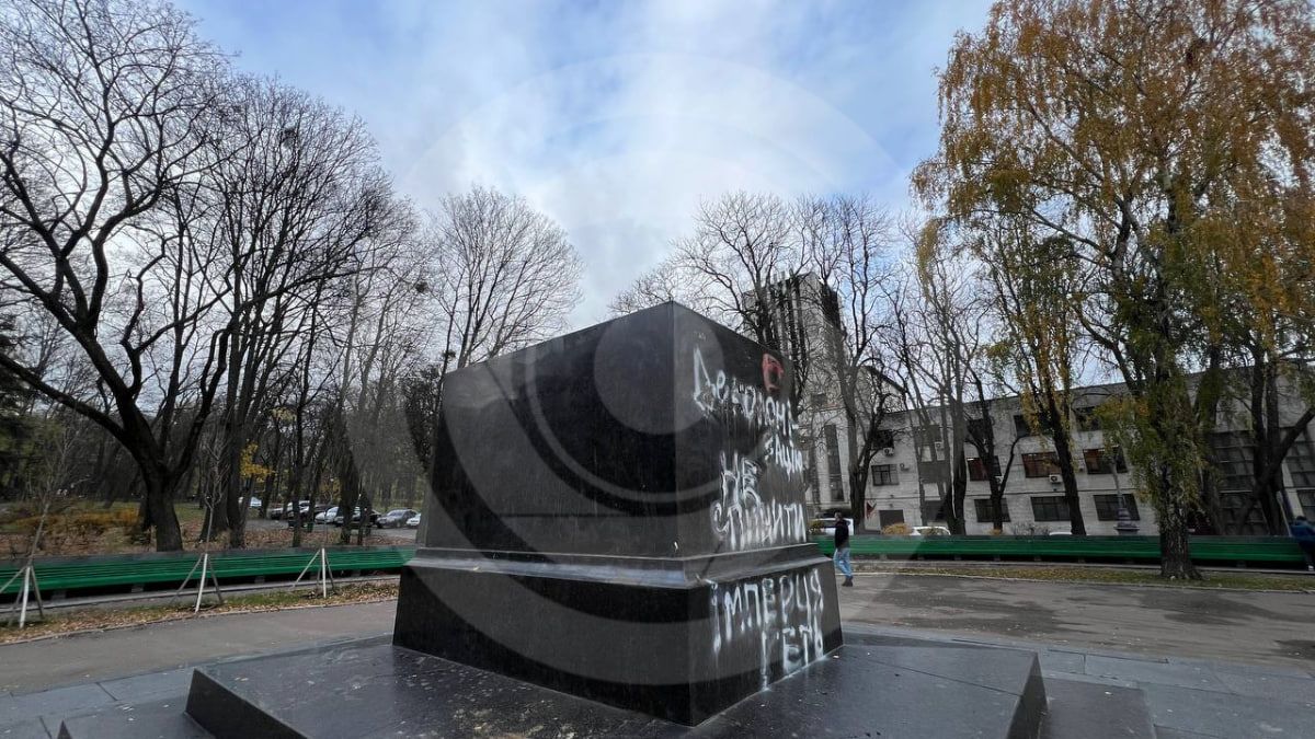 Пушкін усьо: у Києві демонтували пам'ятник російському поету на Берестейському проспекті - фото, відео 3