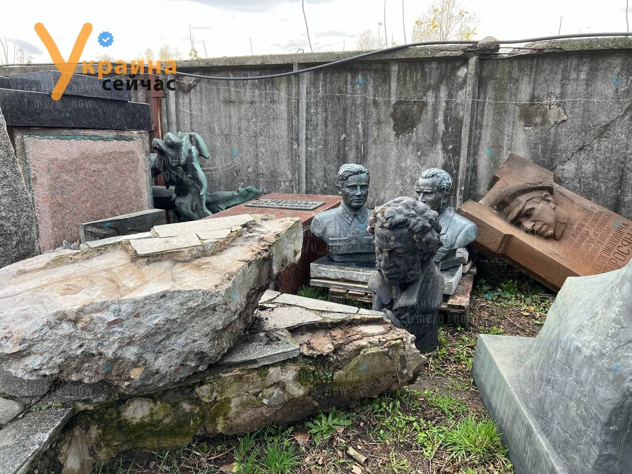 Пам'ятник Пушкіну знаходиться серез бюстів комуністичних діячів 