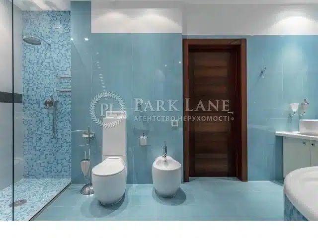 Санузел оборудован джакузи