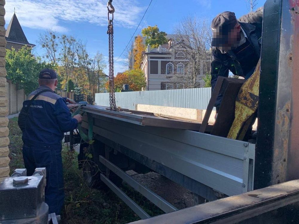 Паркан навколо ділянки вже прибрали