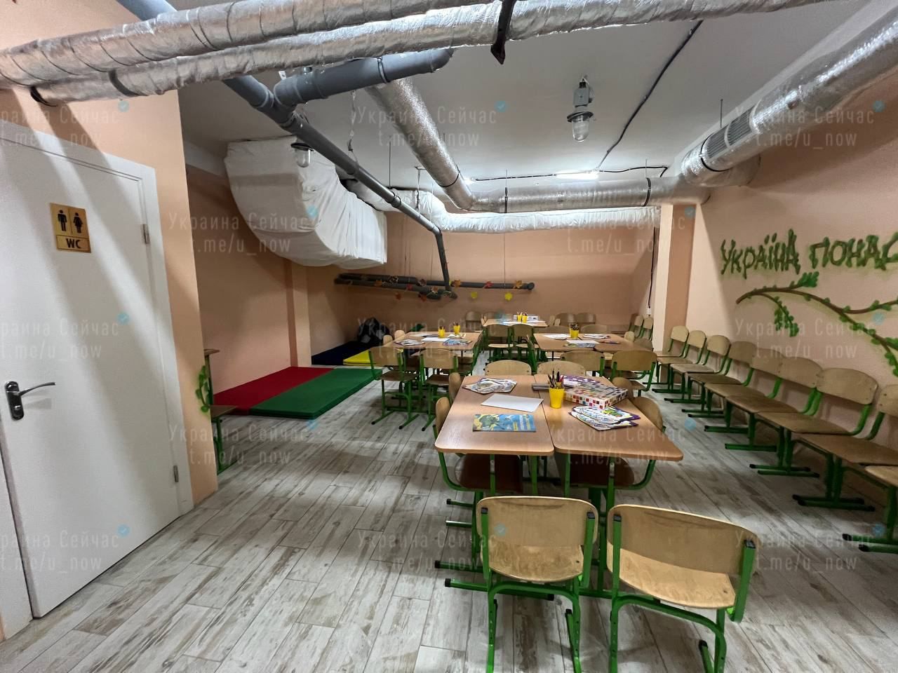 У сховищі є класні кімнати для навчання та туалети