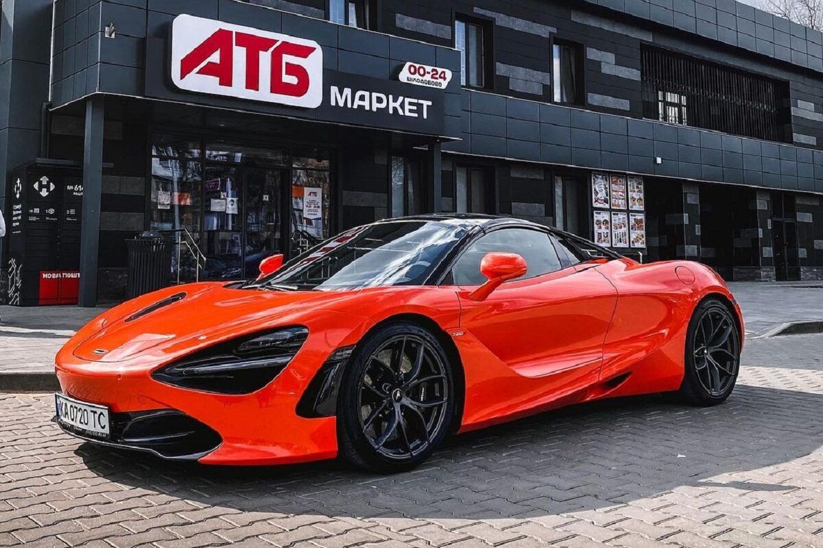 2021 року цей Макларен сфотографували в Одесі біля магазину економ-класу. Фото topgir.com.ua