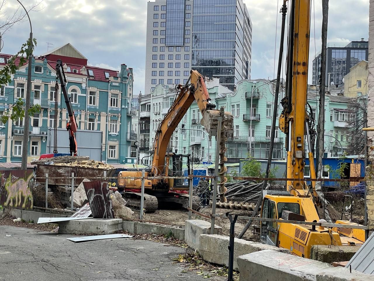 Глибина котловану свідчить про наміри звести поруч висотку Глибина котловану свідчить про наміри звести поруч висотку