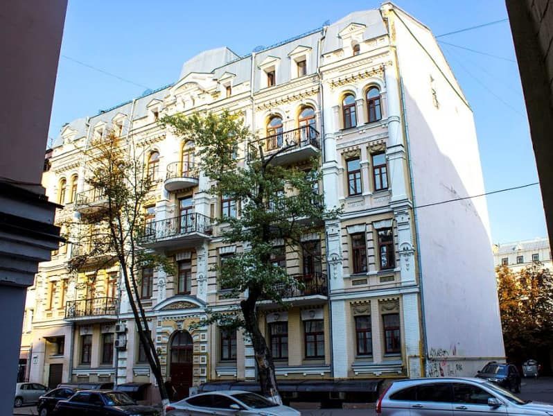 Історичну будівлю спаплюжили. Історичну будівлю спаплюжили.