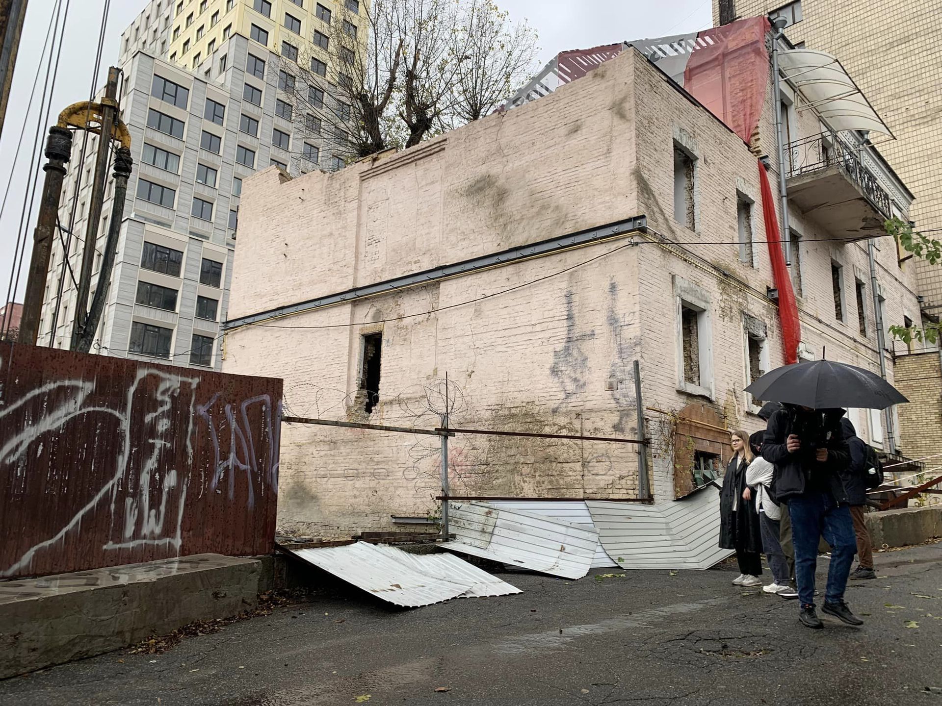Історична будівля постраждала від забудовника. Фото - Дмитро Перов