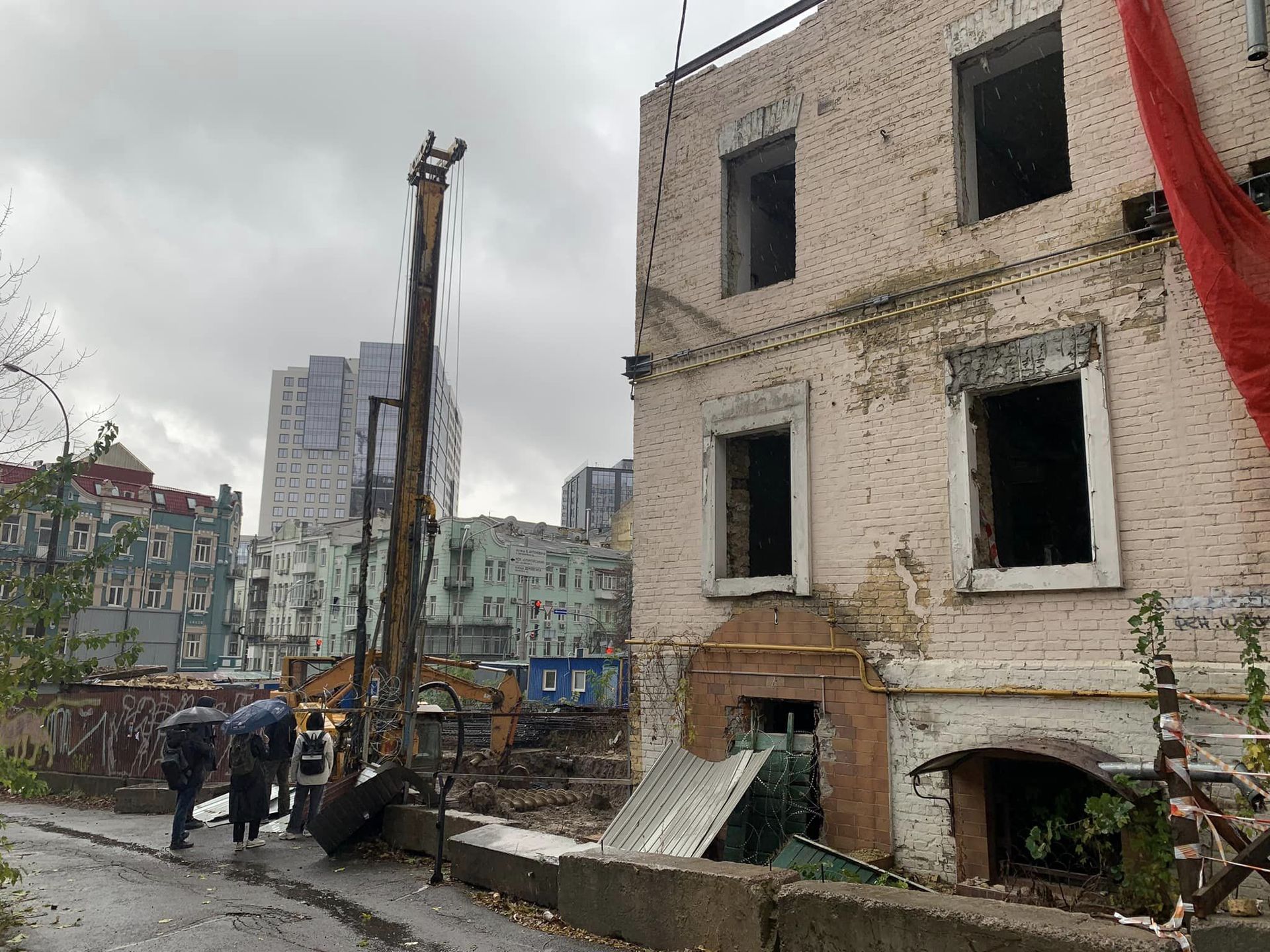 Через будівництво у будинку з'явилися тріщини